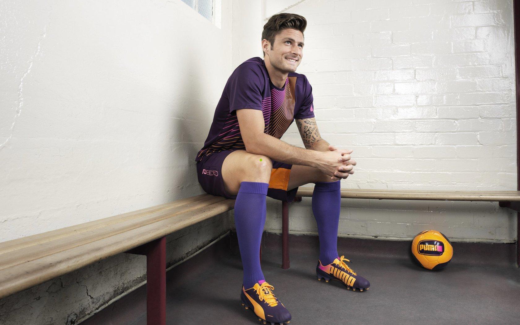 基米希遭法比安·鲁伊斯肘击爆头,裁判无视VAR沉默引争议