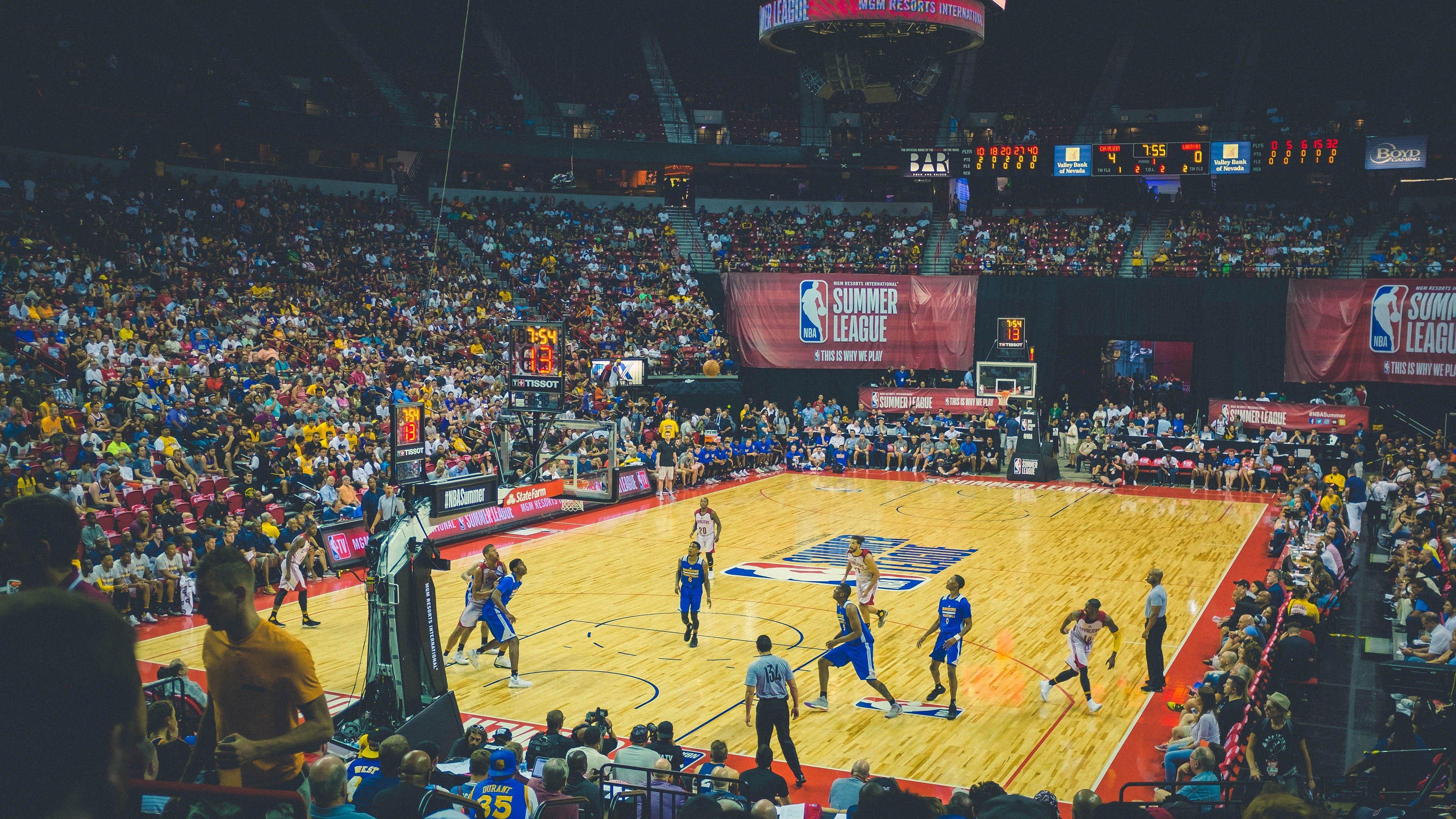 致命突破！里夫斯绝命时刻抹过克莱防守，高难度扭身命中锁定胜局